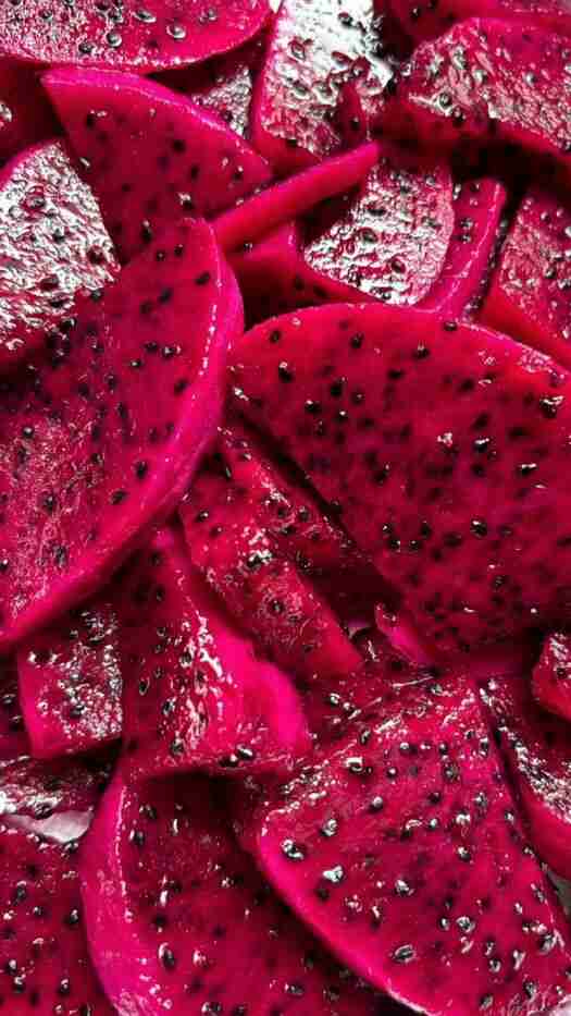 Selección colorida de frutas frescas sobre una superficie clara